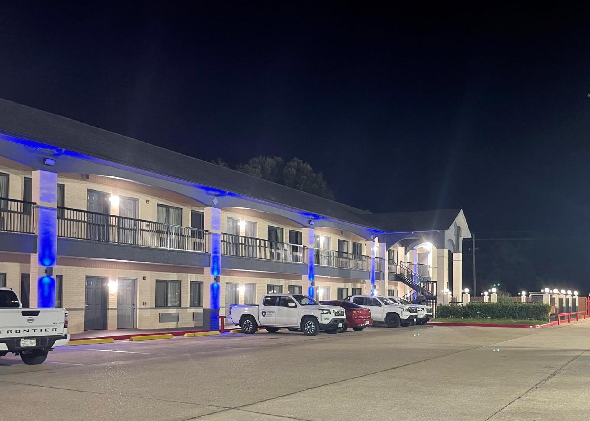 Days By Wyndham Tx Hotel