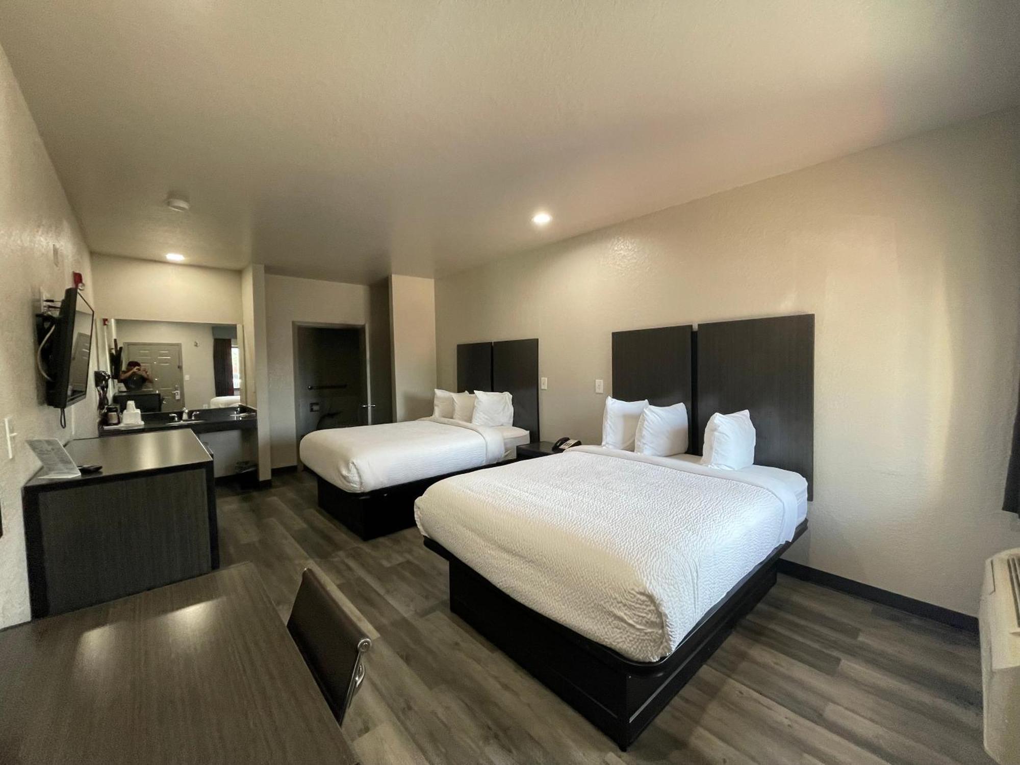Days By Wyndham Tx Hotel